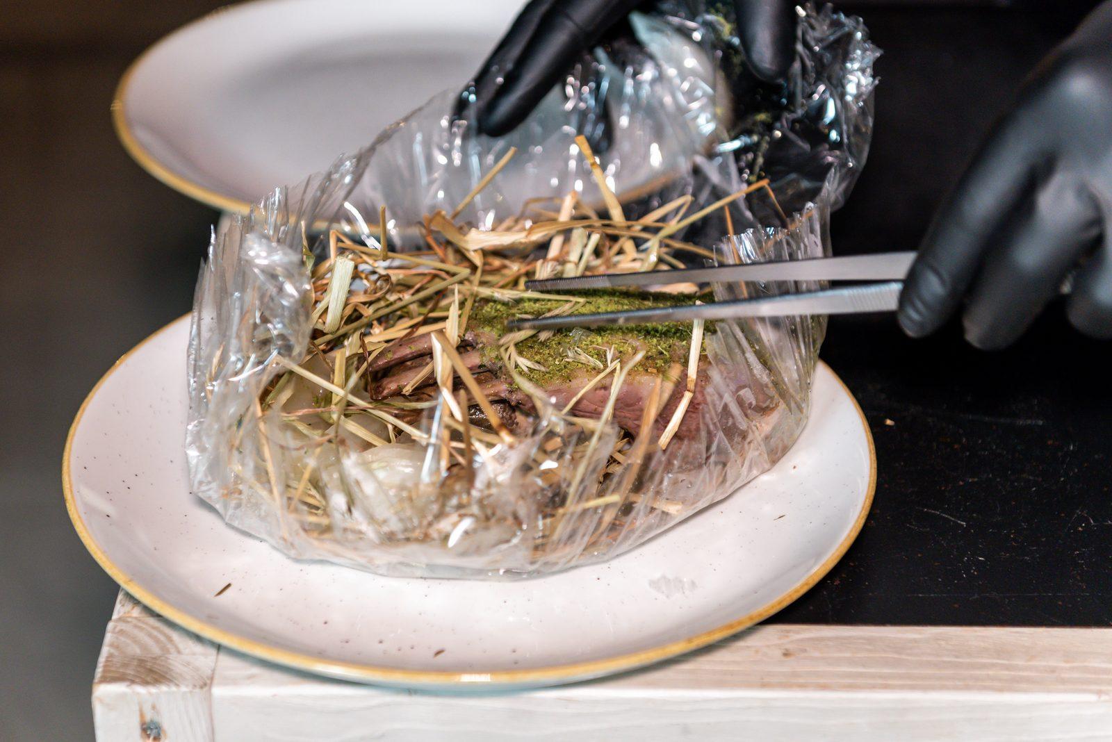 Cuisson au foin, ouverte à la minute
