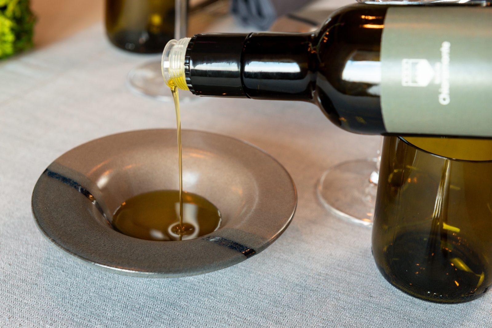 L'huile d'olive extra vierge de Tenuta Chiaramonte versée à table